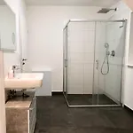 Monteurunterkunft Lueneburg Bis 18 Personen Drei Haeuser Nebeneinander Parkplatz Wlan Apartament *